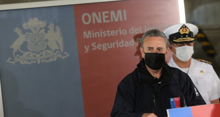 Subdirector de Operaciones de ONEMI, Claudio Aldea, junto al Almirante de la Armada Leonardo Chávez entregan actualización de Información sobre el tsunami provocado por la erupción de un volcán submarino
