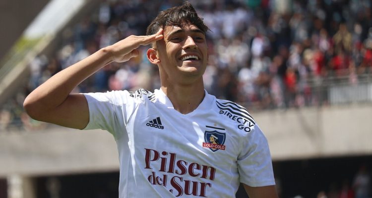 Pablo Solari festejando con Colo Colo.