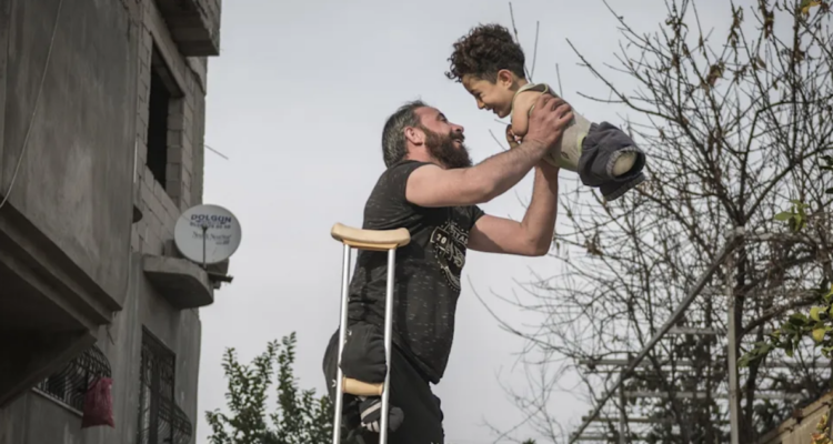 padre e hijo sirios sin extremidades