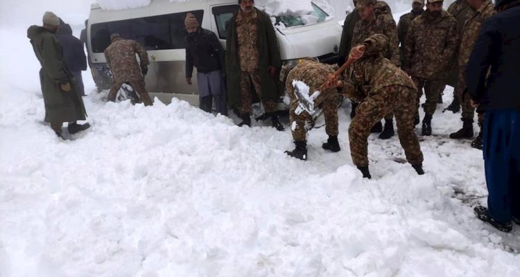 Turistas atrapados por la nieva en Pakistán