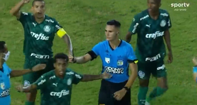 Árbitro mostrando el cuchillo.