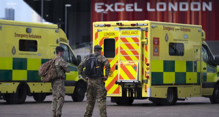 Militares junto a una ambulancia en Londres.