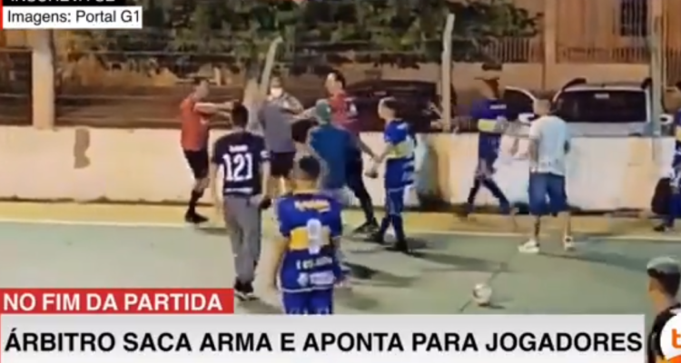 Árbitro agrede a jugadores