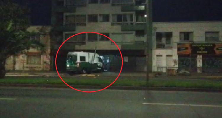 Patrulla de Carabineros se incrusta contra reja en Concepción.