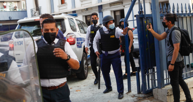 PDI se enfrentó con manifestantes en La Moneda Chica