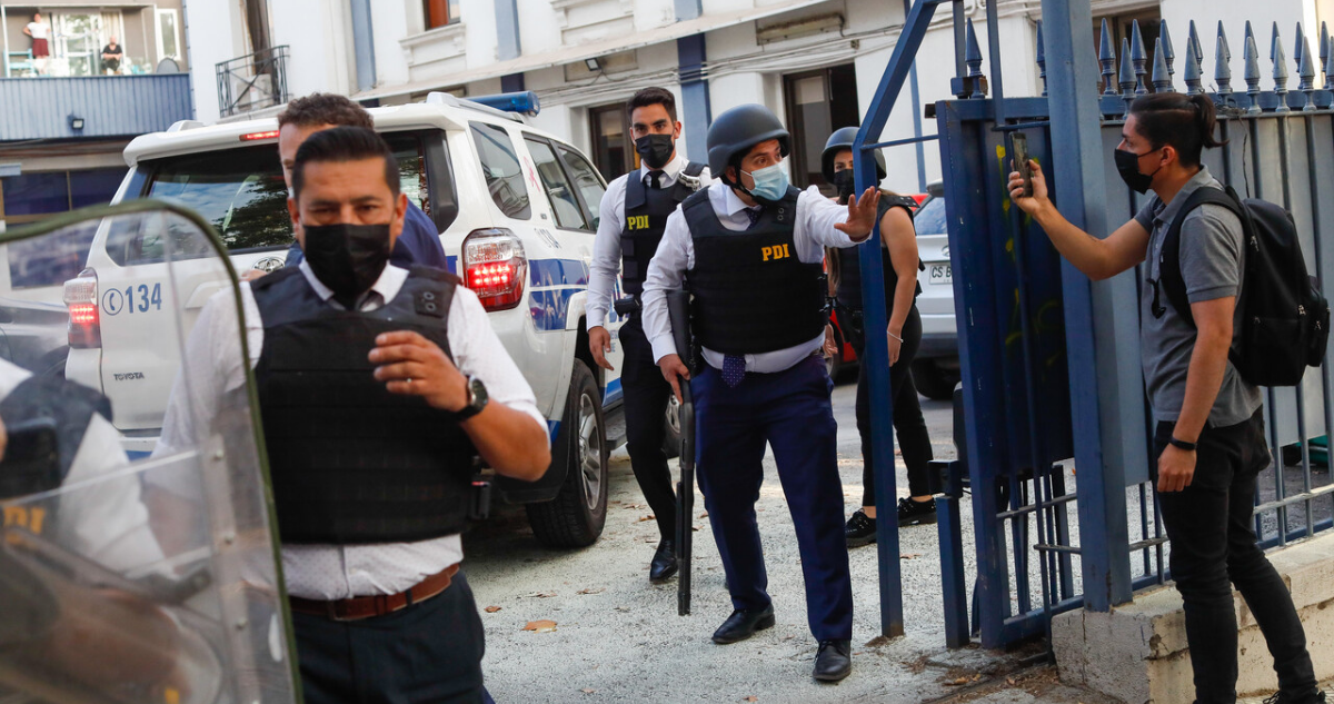 PDI se enfrentó con manifestantes en La Moneda Chica