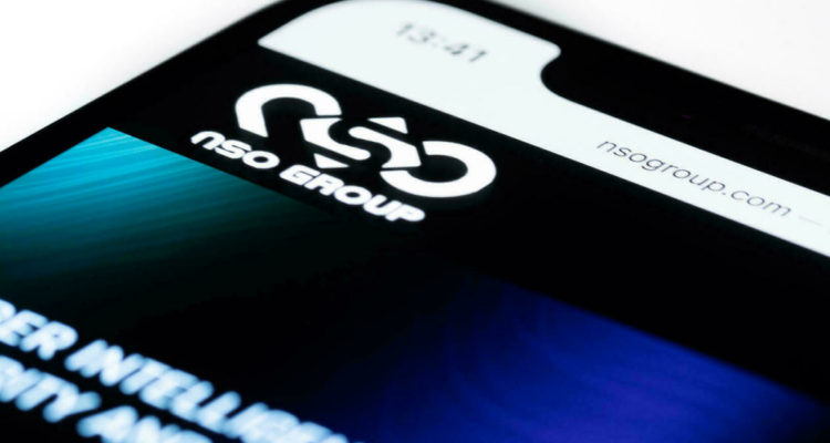 Un teléfono con el logo de NSO, desarrolladora de Pegasus.
