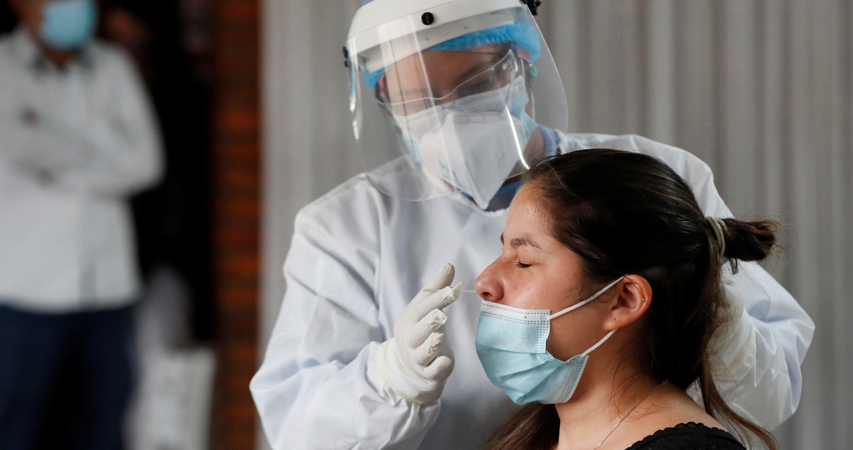 Una mujer está realizándose un test PCR en medio de la pandemia de COVID-19. En inglaterra ha ido en aumento el contagio ‘incidental’.