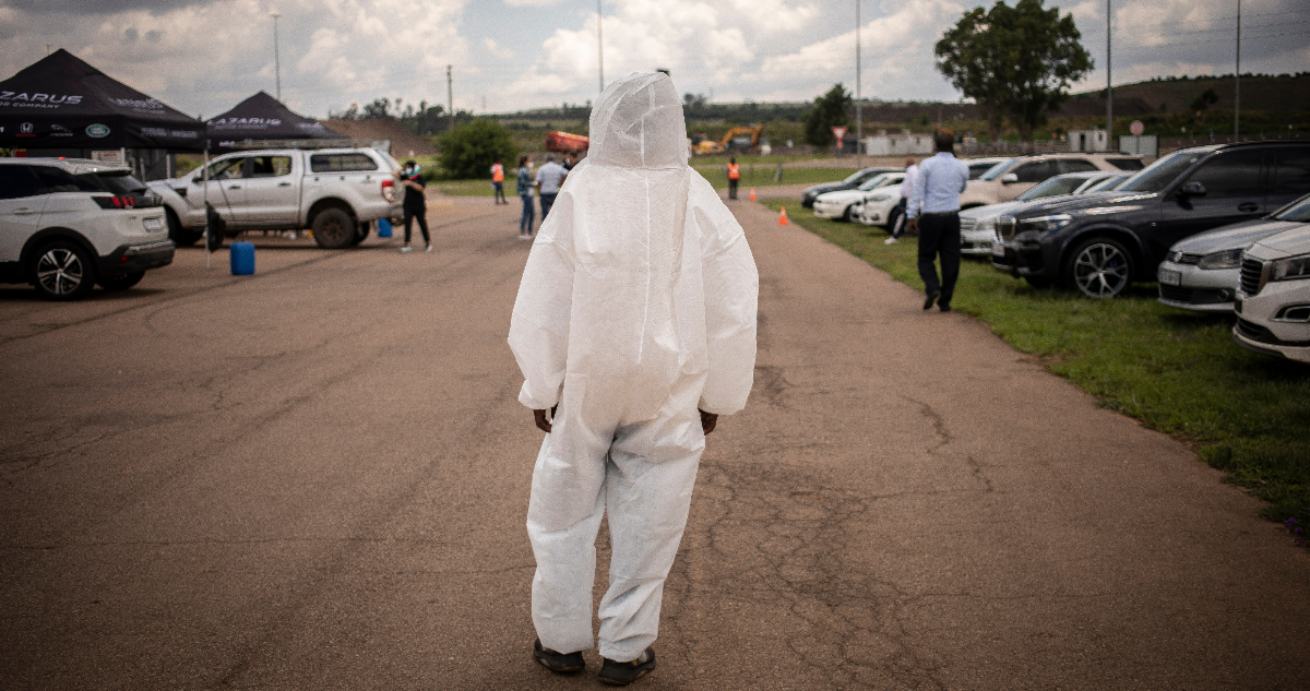Una persona utiliza un overol sanitario con el fin de protegerse del COVID-19. Actualmente los países también buscan protegerse de la gripe para evitar más casos de flurona.