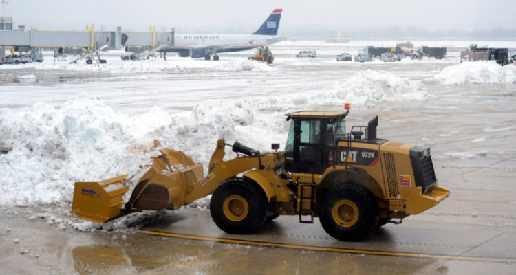 Miles de personas sin electricidad y vuelos cancelados deja tormenta invernal en EEUU