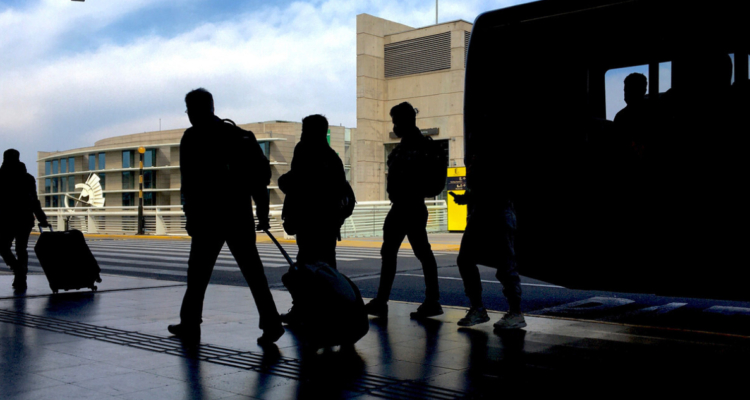 Personas con maletas