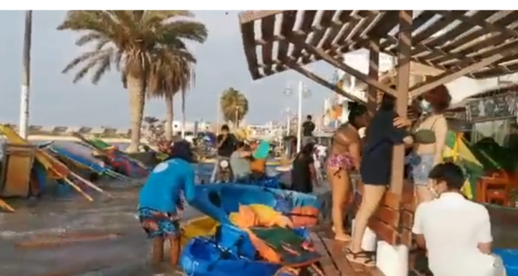 Perú no decretó alerta de tsunami pero el mar sí se salió: lo llaman “oleaje anómalo”