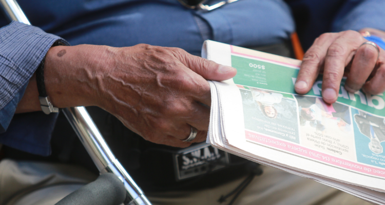 Imagen conceptual de las manos de un adulto mayor