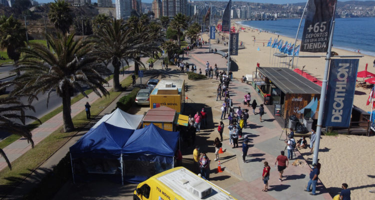 Vista aérea del paseo costero de Viña del Mar, en donde cientos de personas esperan hacerse un test de PCR, en medio del aumento de casos de Covid-19 en el país.