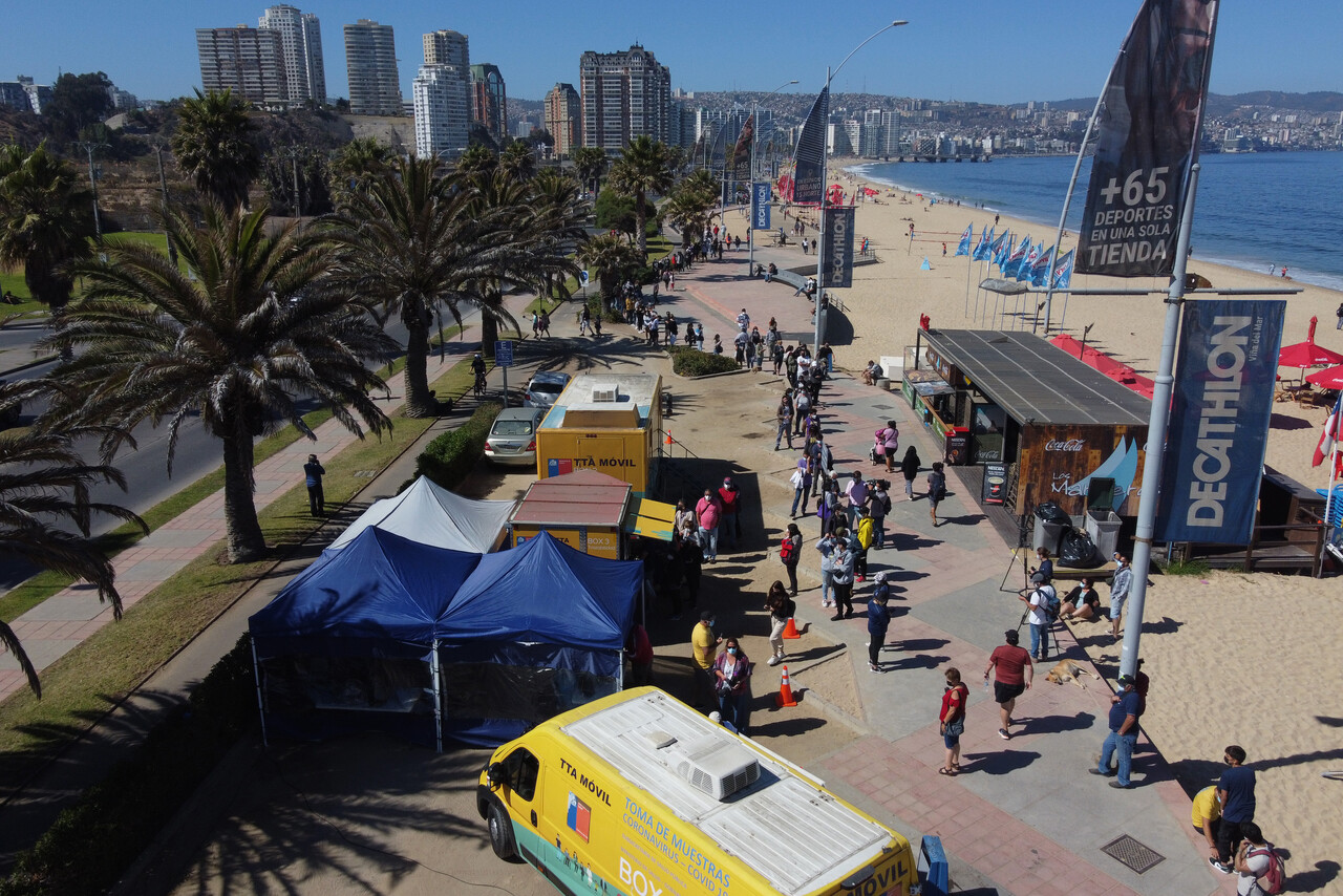 Vista aérea del paseo costero de Viña del Mar, en donde cientos de personas esperan hacerse un test de PCR, en medio del aumento de casos de Covid-19 en el país.
