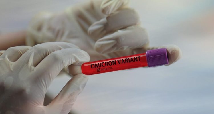 persona-sosteniendo-muestra-variante-omicron