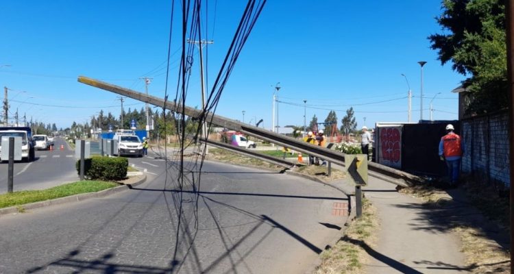 Conductor ebrio chocha y derriba 3 postes en Los Ángeles: quedó detenido por Carabineros