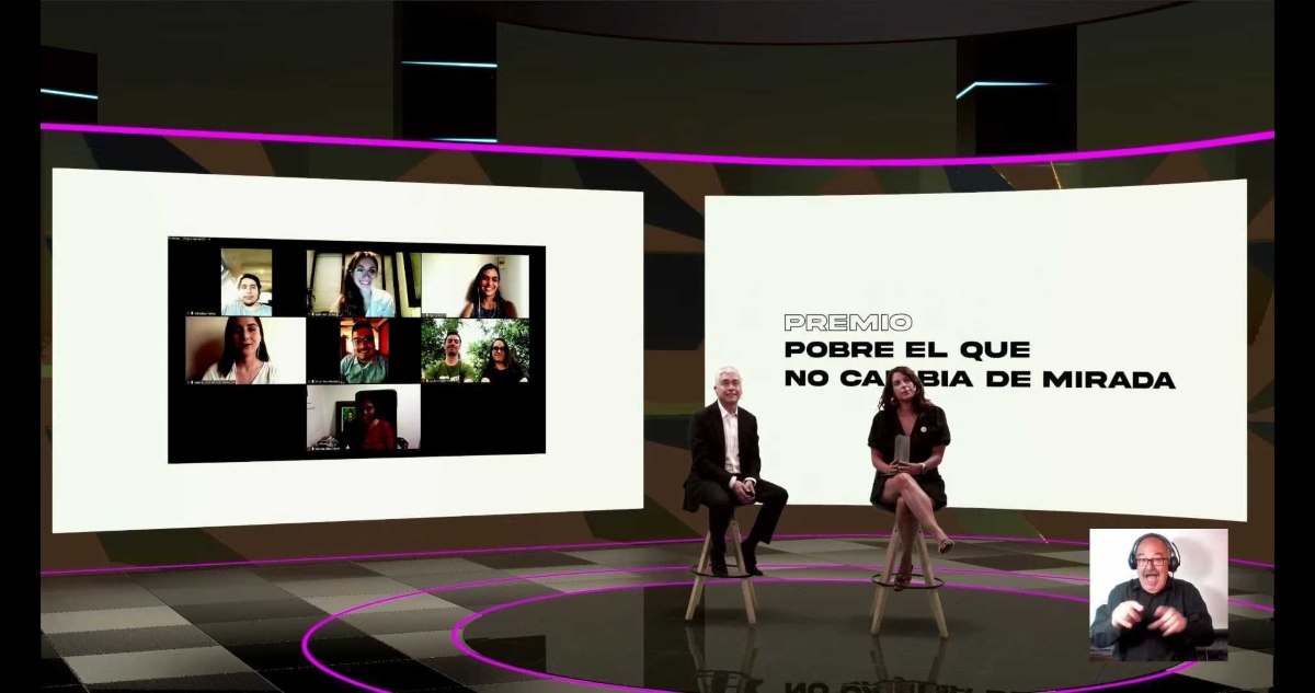 Premio Pobre el que no cambia de mirada