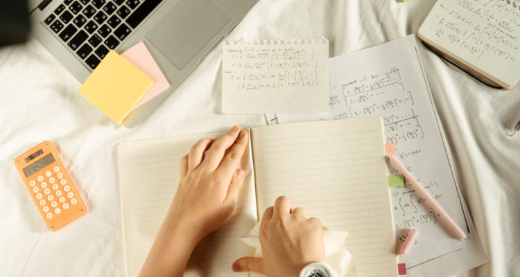 Estudiante en escritorio con papeles