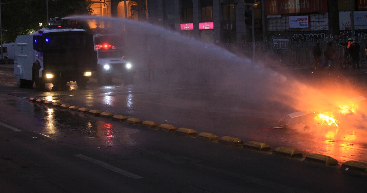 Carro lanza aguas durante protesta