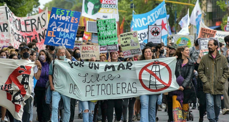 Protestas en Argentina contra proyecto petrolífero: Gobierno asegura “riesgos ambientales mínimos”