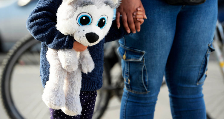 Habrían sido “vendidos” al extranjero: Joven se querella por sustracción de hermanos en Punta Arenas