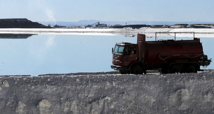 Las razones detrás del masivo interés por explotar litio (incluido Chile)