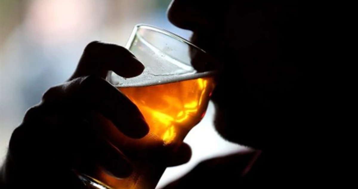 Hombre bebiendo cerveza