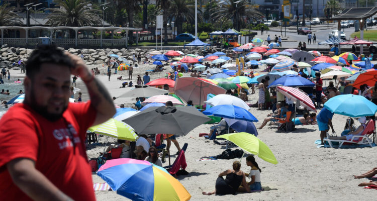 Playa llena en medio de récord de contagios