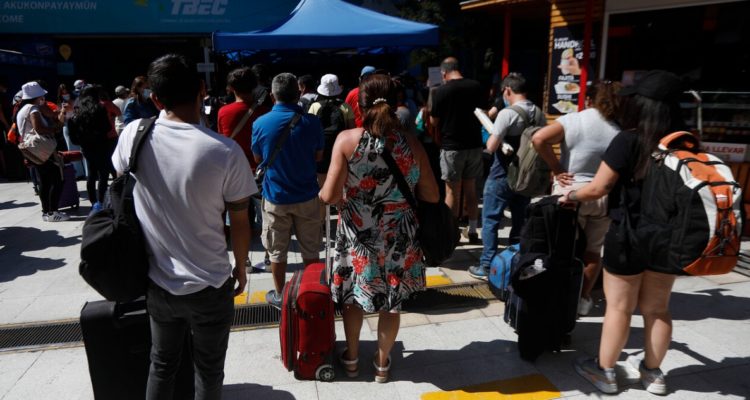 RM supera los 7 mil casos diarios y anota nuevo récord en pandemia: positividad roza el 16%