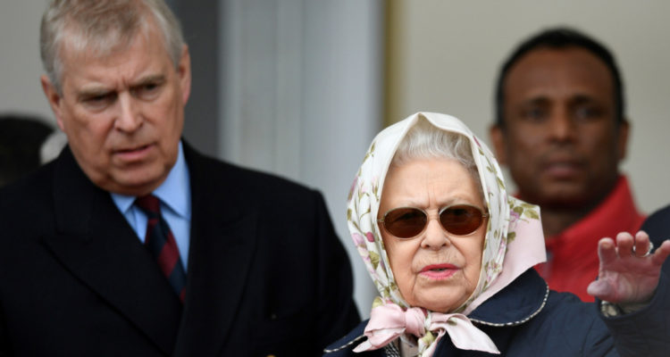 reina-isabel-quita-titulos-miliares-a-principe-andres