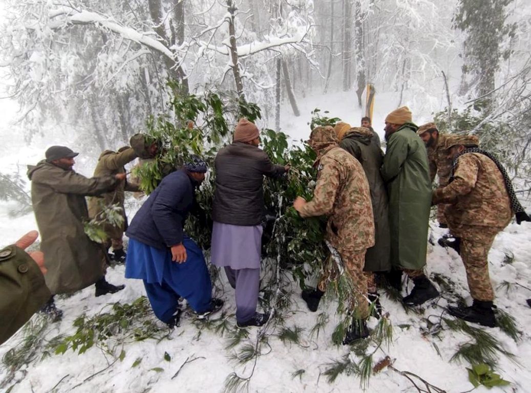 Rescate de turistas atrapados por la nieve en Pakistán