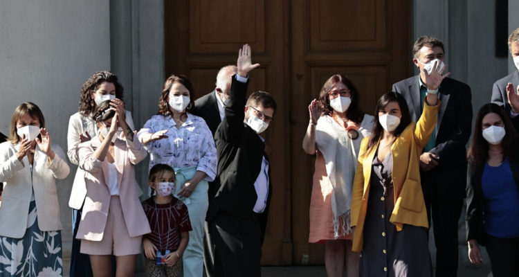 Boric se reúne con sus futuros ministros en medio de incertidumbre por subsecretarios