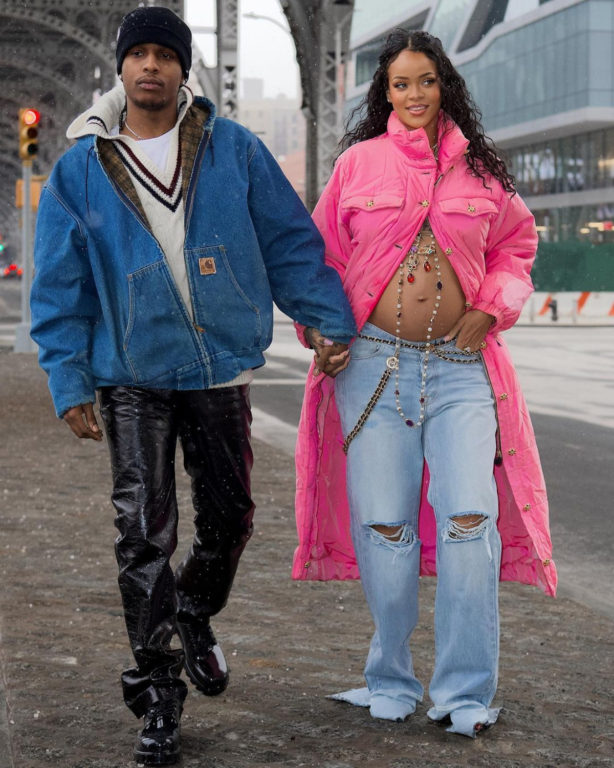La cantante Rihana y A$ap Rocky caminando de la mano por las calles de Nueva York 