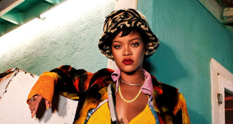 La cantante Rihana mirando a la cámara seria.