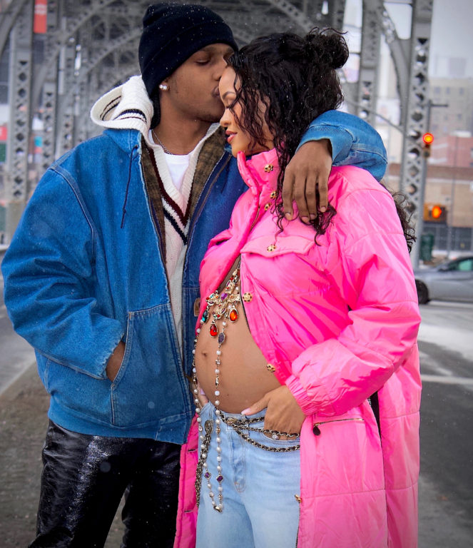 A$AP Rocky besa la cabeza de Rihana, quien muestra su vientre en público.