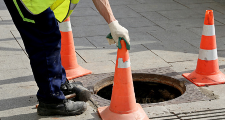 Roban tapas de fierro en Concepción