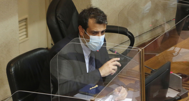 Rodrigo Delgado sentado