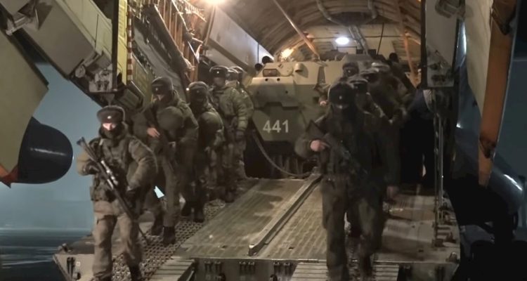 Tropas rusas descendiendo de un avión en Kazajistán.