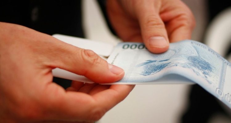 Salario máximo para autoridades políticas: presentan propuesta