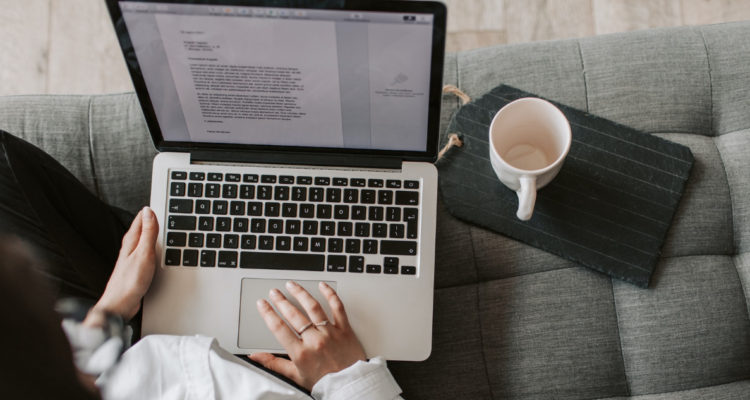 Mujer estudiando online