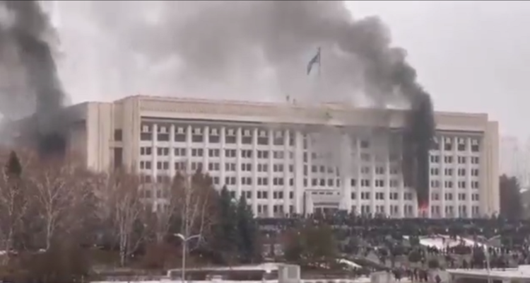 Fuego en la sede de gobierno kazajo en Almaty.