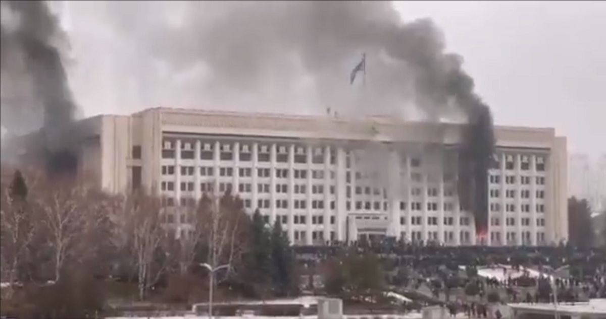 Fuego en la sede de gobierno kazajo en Almaty.