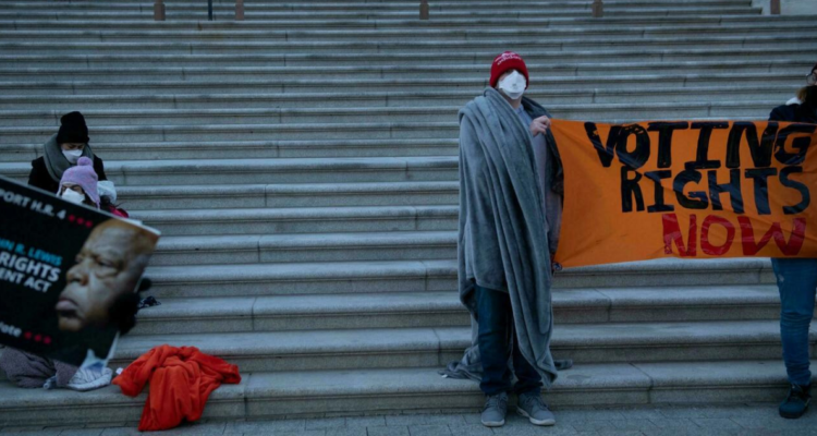 Unos activistas reivindican los derechos sobre el voto el 19 de enero de 2022 en las escaleras del Capitolio, en Washington Brendan Smialowski