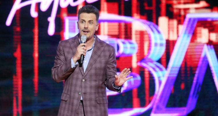 Sergio Lagos en el escenario de Aquí se Baila
