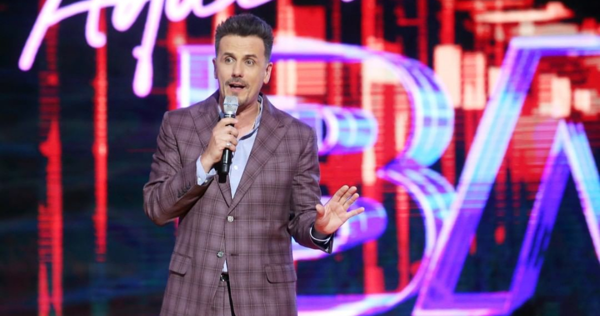 Sergio Lagos en el escenario de Aquí se Baila