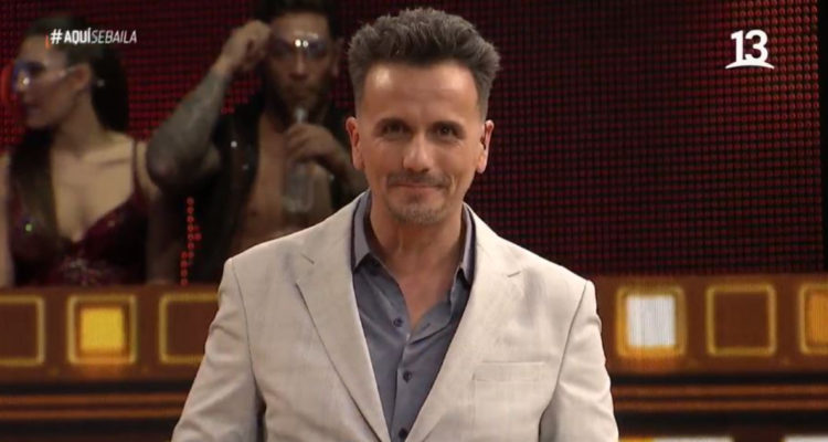 El conductor de Aquí se Baila, Sergio Lagos, momentos antes de presentar el video de María José Quiroz renunciando al espacio.