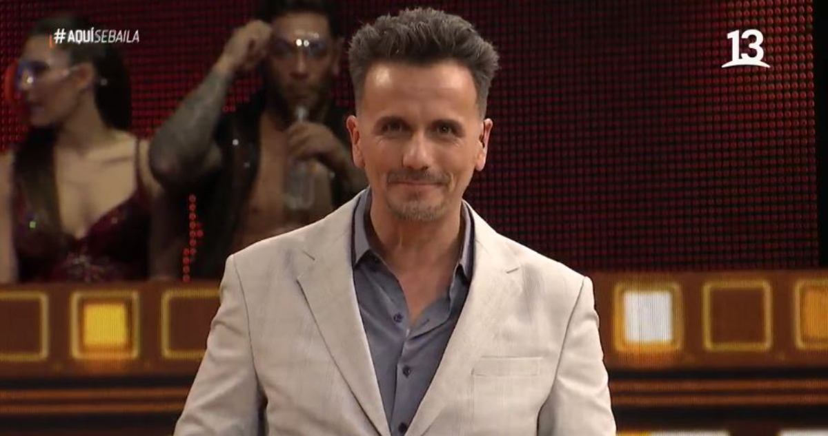 El conductor de Aquí se Baila, Sergio Lagos, momentos antes de presentar el video de María José Quiroz renunciando al espacio.