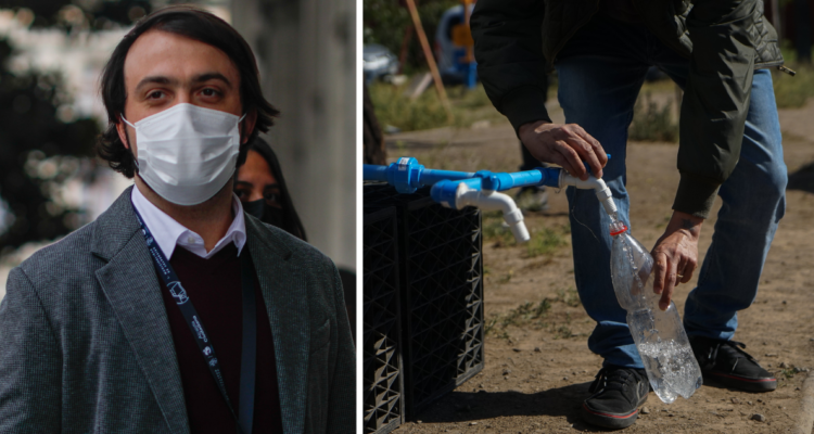 Alcalde Sharp y persona sacando agua desde un bidón