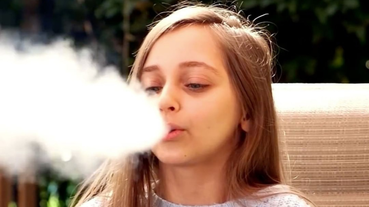 Cuando Shauna fuma sorprende a las personas que piensan que una niña lo está haciendo.